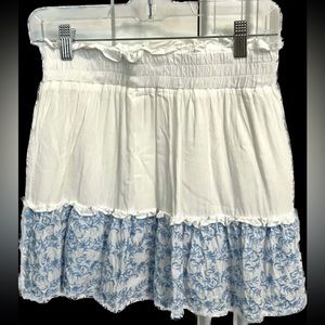 White mini skirt, elastic with blue trim size M